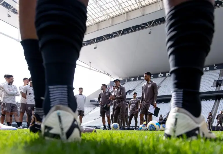 Ramón Díaz e elenco do Corinthians na Neo Química Arena