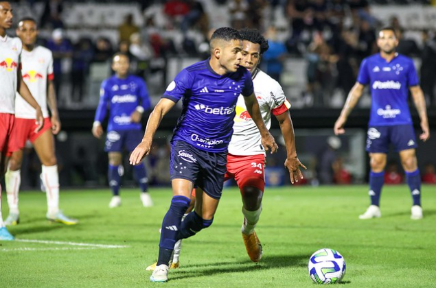 Disputa de bola em Red Bull Bragantino x Cruzeiro