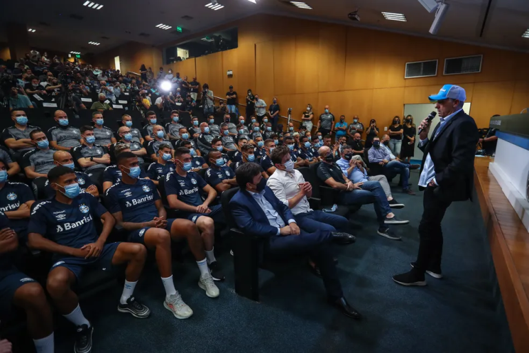 Grêmio se apresenta para a pré-temporada com 34 jogadores e segue no mercado por reforços