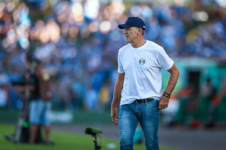 Após derrota no jogo de ida da semifinal, Renato Gaúcho fala sobre chances perdidas “A bola pune”