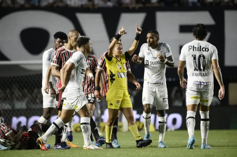 Vai mudar? Santos se posiciona após escalação de Edina Alves para clássico contra o São Paulo: "Erros graves" — Foto: Marcos Ribolli