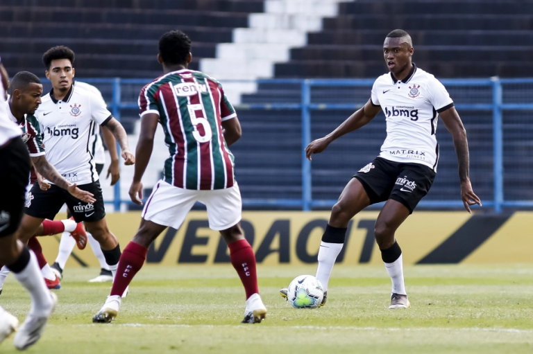 O Corinthians tem imbróglio jurídico com ex-zagueiro do sub-20