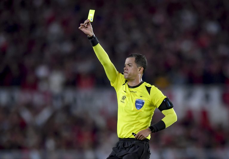 Árbitro Jhon Ospina. Foto: Marcelo Endelli/Getty Images