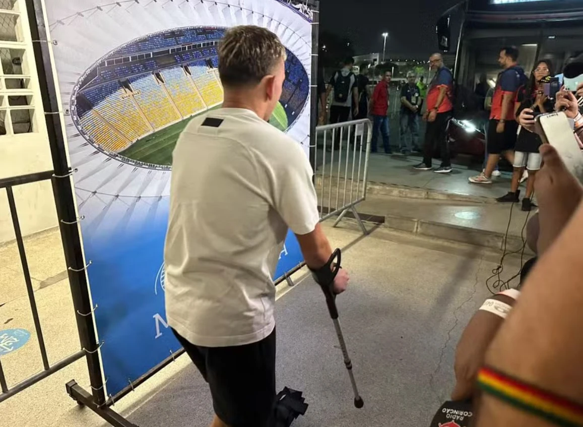 Ryan é visto deixando o Maracanã de muletas após semifinal (ida) da Copa do Brasil 2024, contra o Flamengo. Foto: Reprodução/Bruno Cassucci 