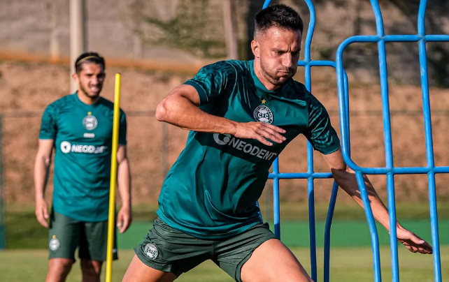 Samaris, meiocampista do Coritiba