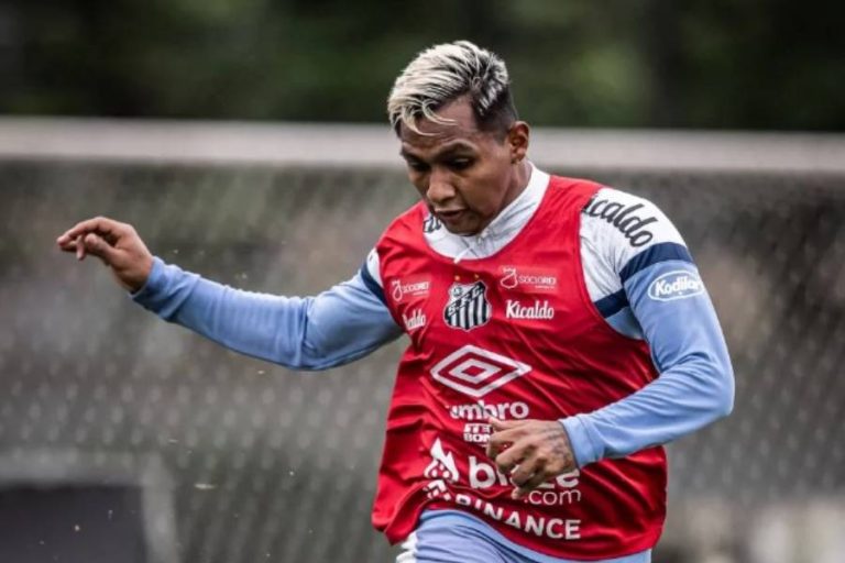 Morelos durante treino do Santos