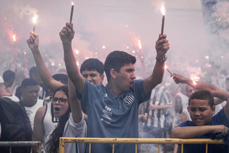 Torcida do Santos fez festa no CT