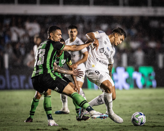 Disputa de bola em Santos x América-MG