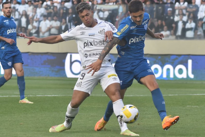 Disputa de bola durante Santos x Avaí