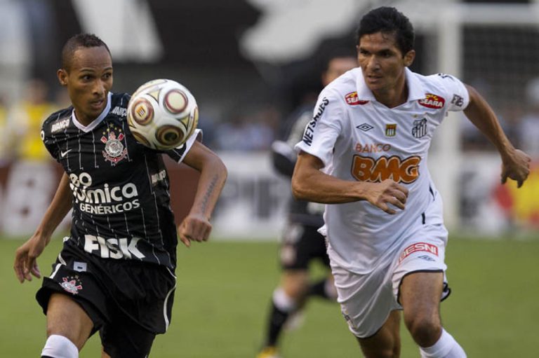 Liedson e Durval disputando bola no duelo entre Santos e Corinthians, na final do Paulistão de 2011