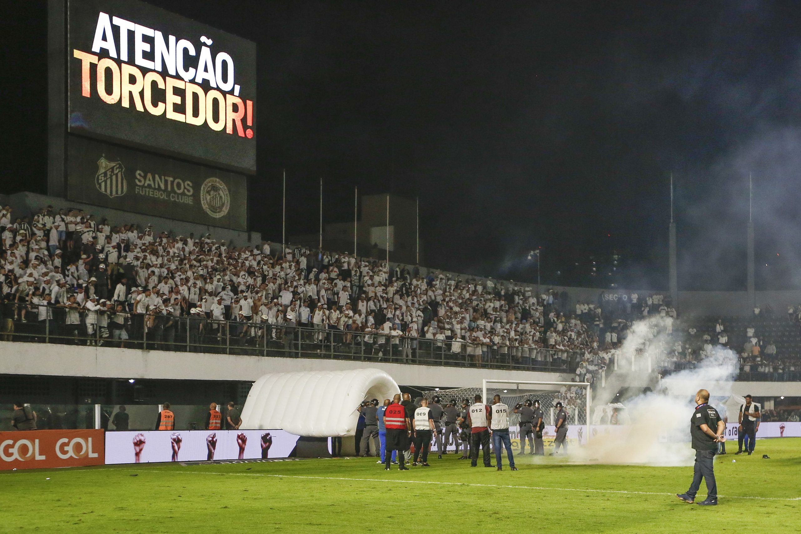 Torcedores do Santos lançam fogos em campo, e jogo contra o