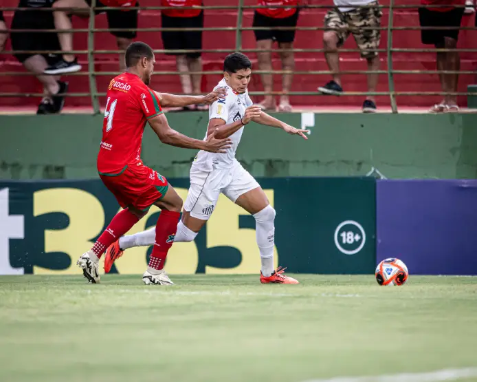 Disputa de bola em Velo Clube x Santos, pelo Paulistão 2025