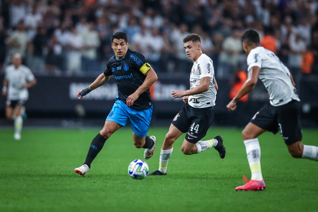 Gabriel Moscardo e Luis Suárez em Corinthians x Grêmio