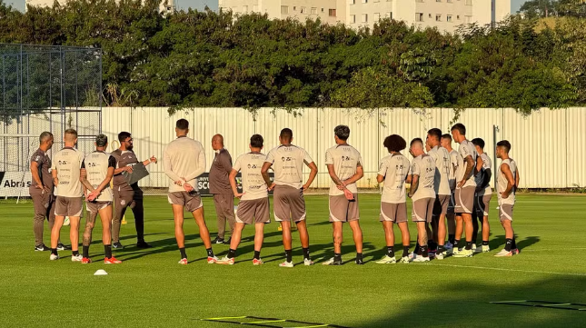 Jogadores do Corinthians com Raphael Laruccia, técnico interino