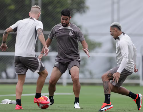 António Oliveira, Pedro Henrique e Matheus França, técnico e jogadores do Corinthians