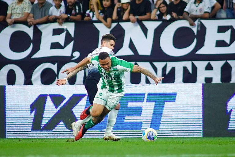 Disputa de bola em Corinthians x Juventude, na Neo Química Arena