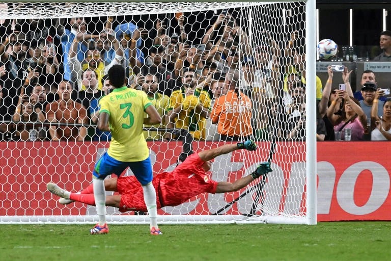 Militão desperdiça cobrança de pênalti para o Brasil. (Foto: Reprodução)