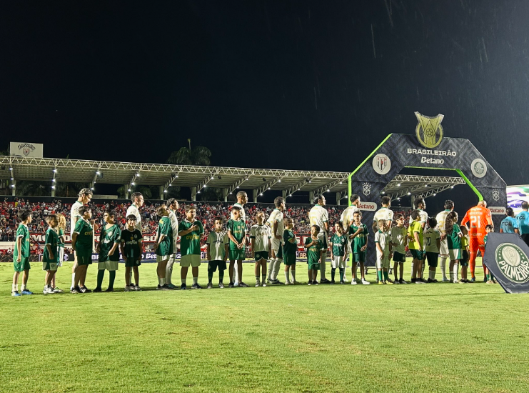 Jogadores do Palmeiras no estádio Antônio Accioly