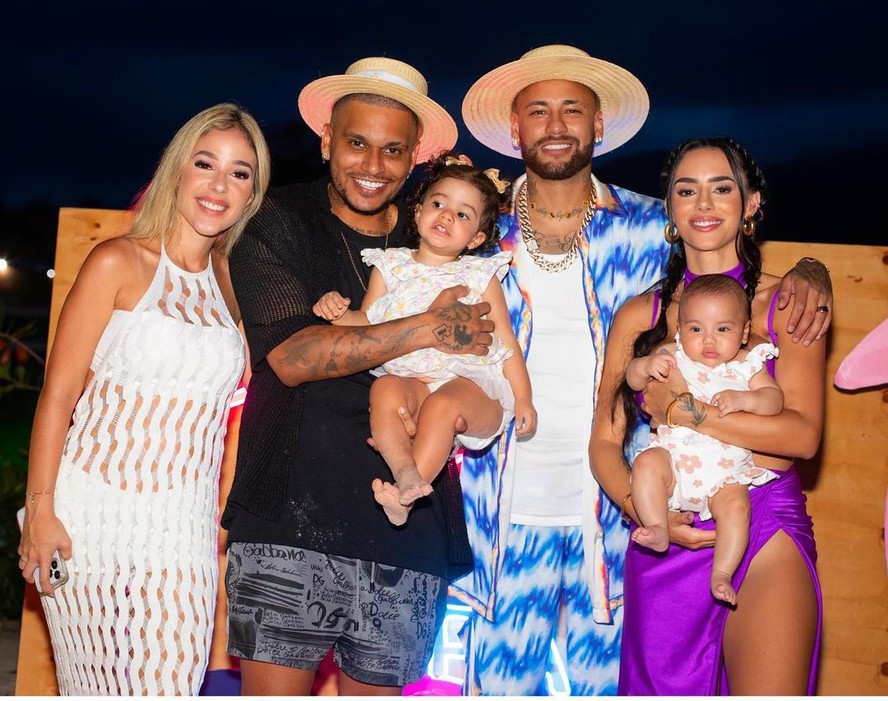 Bianca Coimbra, Cris Guedes, Neymar, Bruna Biancardi e Antonella e Mavie (no colo) durante o aniversário do jogador. Foto: Reprodução/Instagram