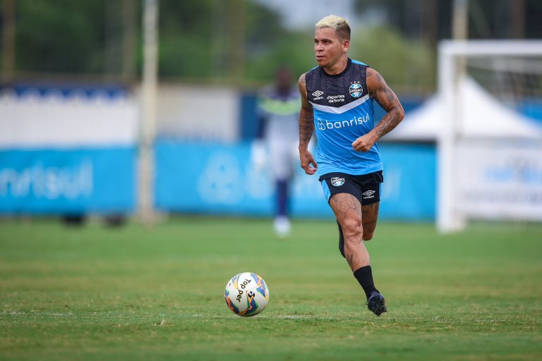 Soteldo em treino do Grêmio