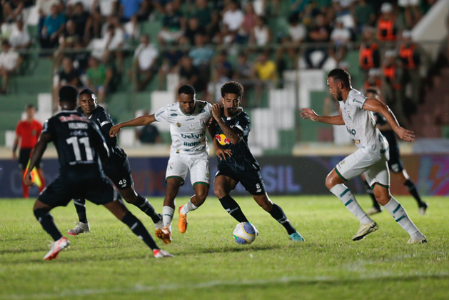 Disputa de bola em Sousa x Red Bull Bragantino