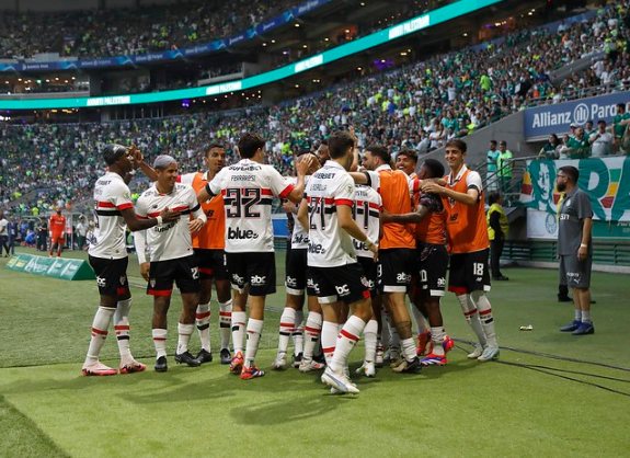 Jogadores do São Paulo comemorando gol no Allianz Parque