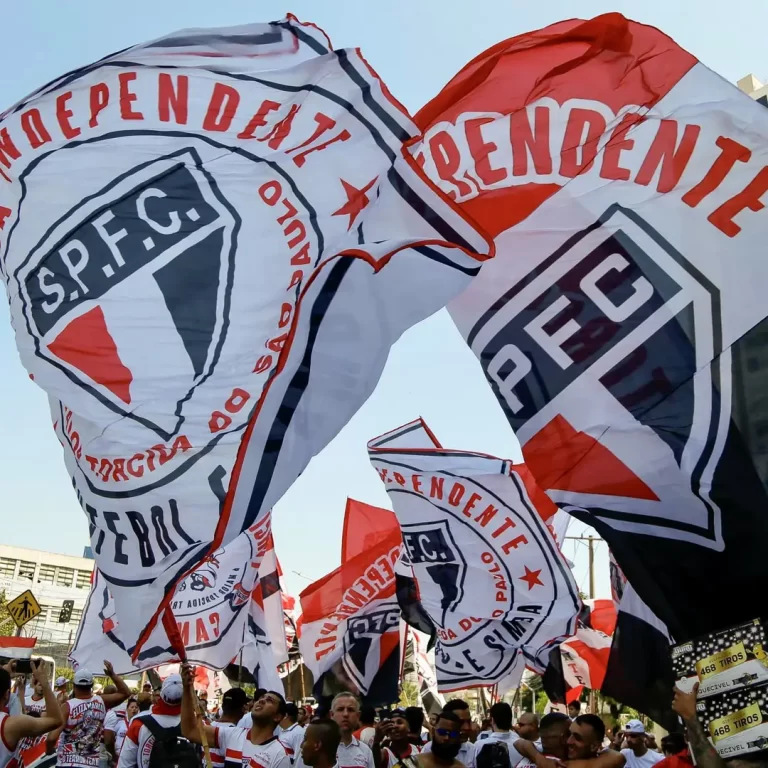 Torcida do São Paulo festeja na porta do CT antes do embarque do elenco para o Rio de Janeiro. Foto: Reprodução/São Paulo FC