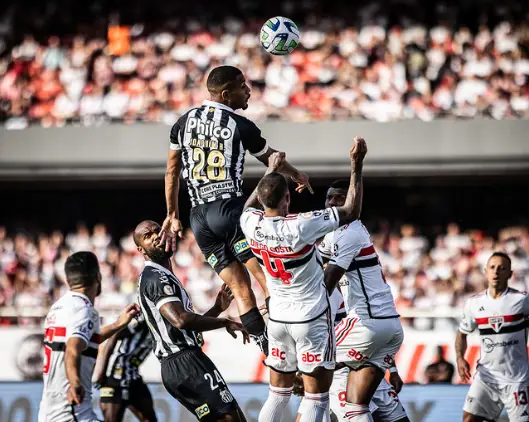 Disputa de bola em São Paulo x Santos