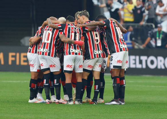 Jogadores do São Paulo reunidos na Neo Química Arena