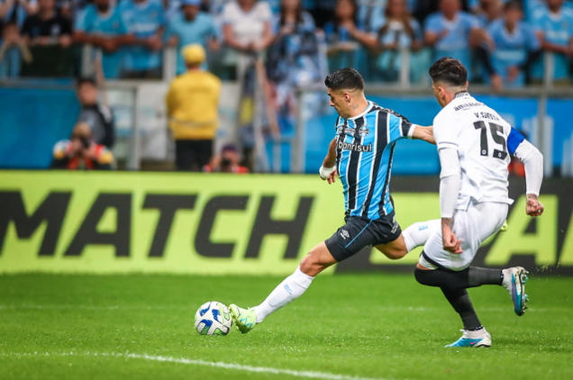 Luis Suárez e Víctor Cuesta, em Grêmio x Botafogo