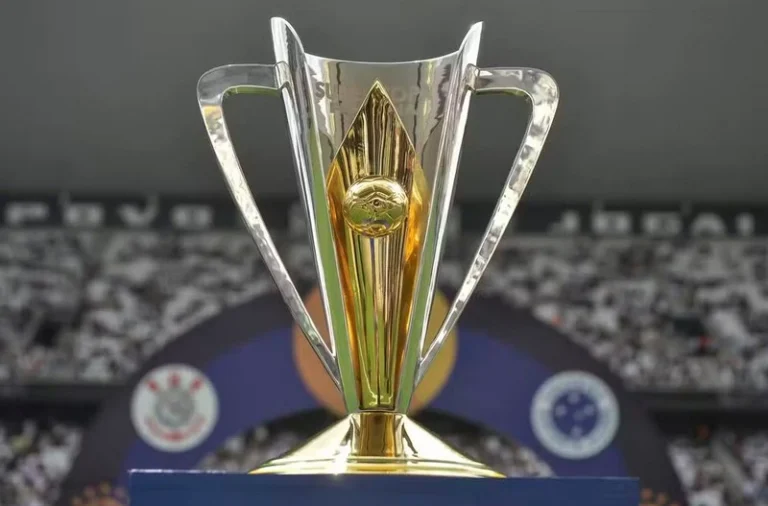 Taça da Supercopa feminina. Foto: Reprodução/Cruzeiro