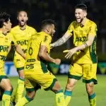 Jogadores do Mirassol (Jemmes e Reinaldo à direita) comemoram gol no Brasileirão 2025. Foto: JP Pinheiro/Agência Mirassol