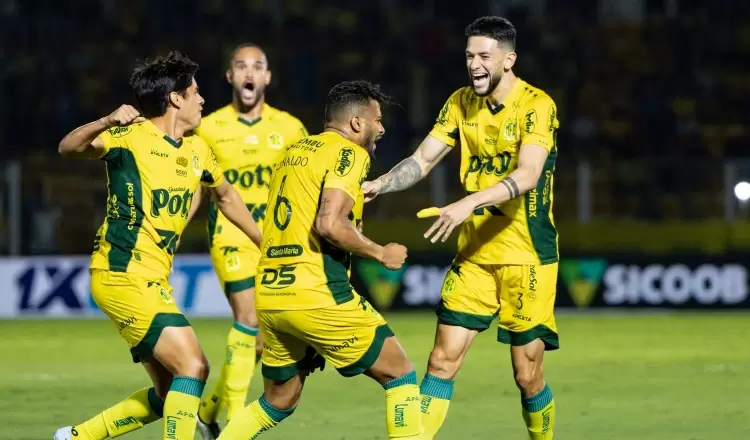 Jogadores do Mirassol (Jemmes e Reinaldo à direita) comemoram gol no Brasileirão 2025. Foto: JP Pinheiro/Agência Mirassol