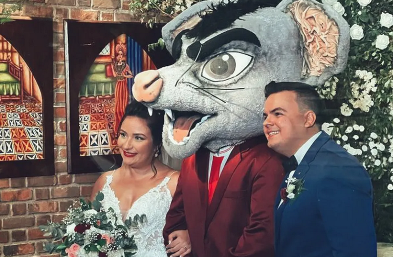 Mascote do Náutico, Timbu, comparece a casamento de jornalistas e rouba a cena. Foto: Reprodução/Twitter