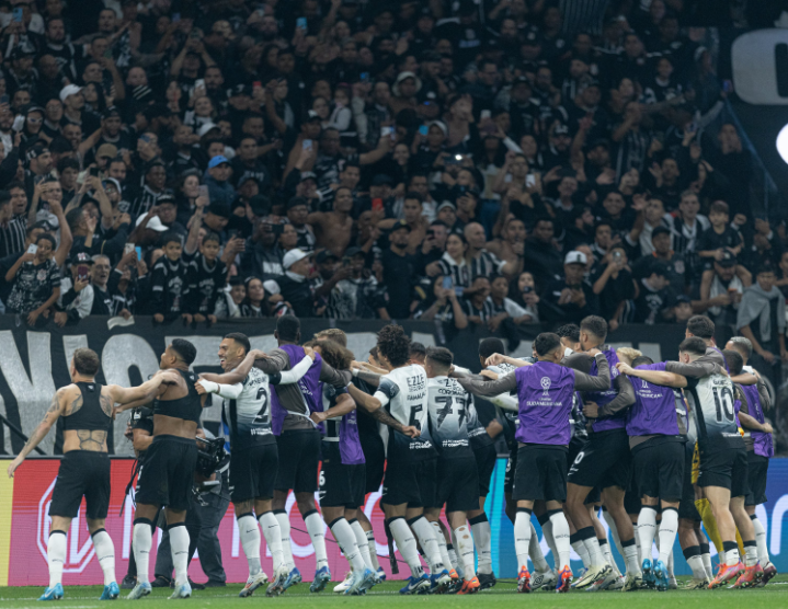 Jogadores e torcedores do Corinthians na Neo Química Arena