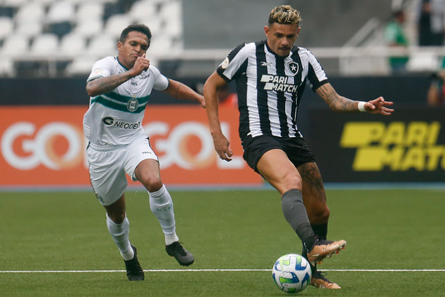 Tiquinho Soares e Robson em Botafogo x Coritiba