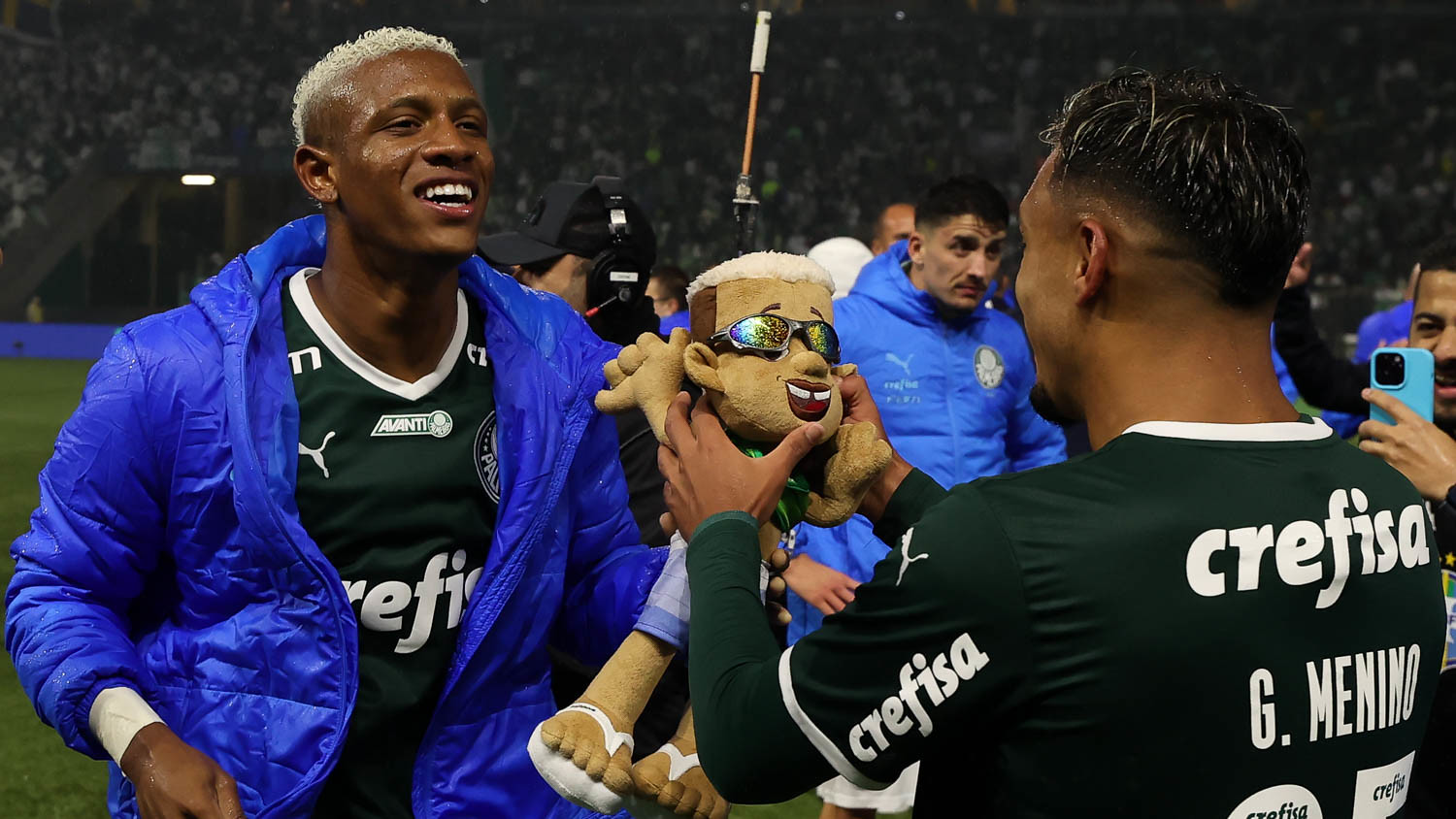 Danilo e Gabriel Menino comemorando o título brasileiro do Palmeiras