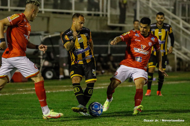 Disputa de bola em Tombense x Novorizontino