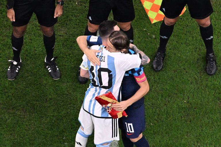 Messi e Modric trocam cumprimentos.