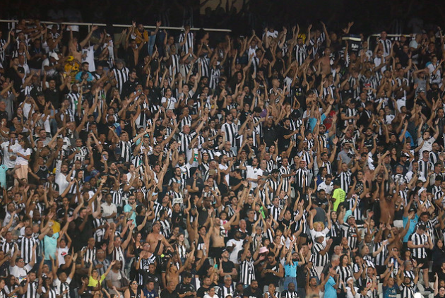 Torcida do Botafogo no estádio Nilton Santos