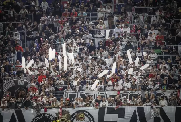 Torcida do Red Bull Bragantino no estádio Municipal Cícero de Souza Marques