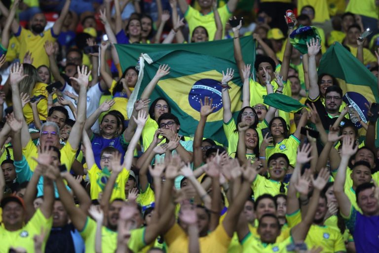 Torcida do Brasil no estádio do Mangueirão