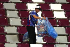 Torcida do Japão limpando o estádio após o jogo contra a Alemanha