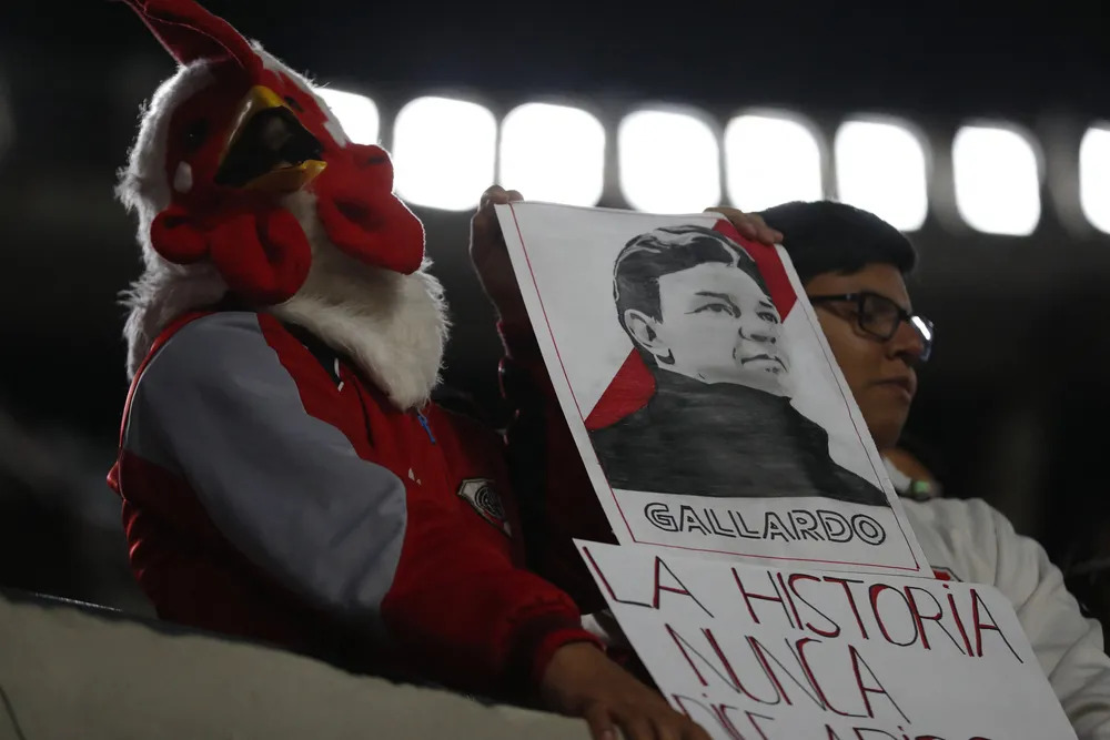 Cartaz de Marcelo Gallardo na torcida em River Plate x Rosário Central - Foto: REUTERS/Agustin Marcarian
