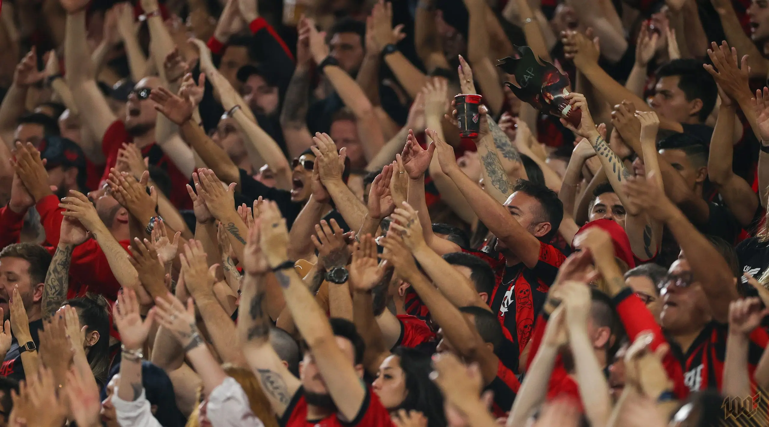 Torcida do Athletico na Ligga Arena