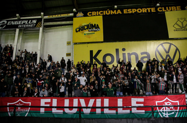 Torcida do Fluminense no estádio Heriberto Hulse, casa do Criciúma