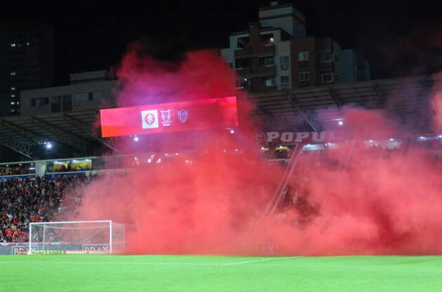 Torcida do Inter no estádio Heriberto Hulse