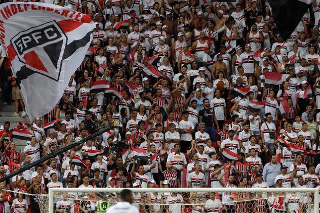 Torcida do São Paulo na Arena Mané Garrincha, em Brasília