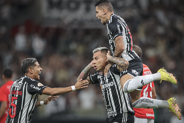 Zaracho, Paulinho e Vargas, jogadores do Atlético-MG