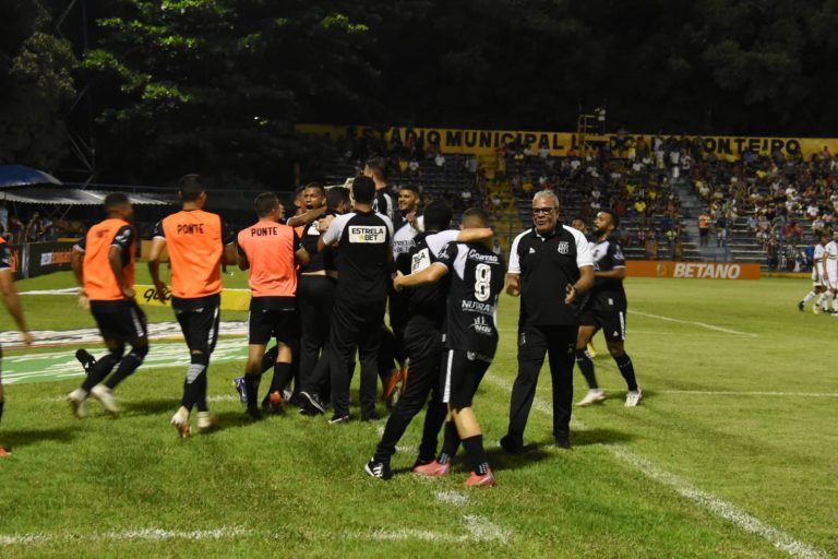 Ponte Preta comemora contra Fluminense-PI (Copa do Brasil)